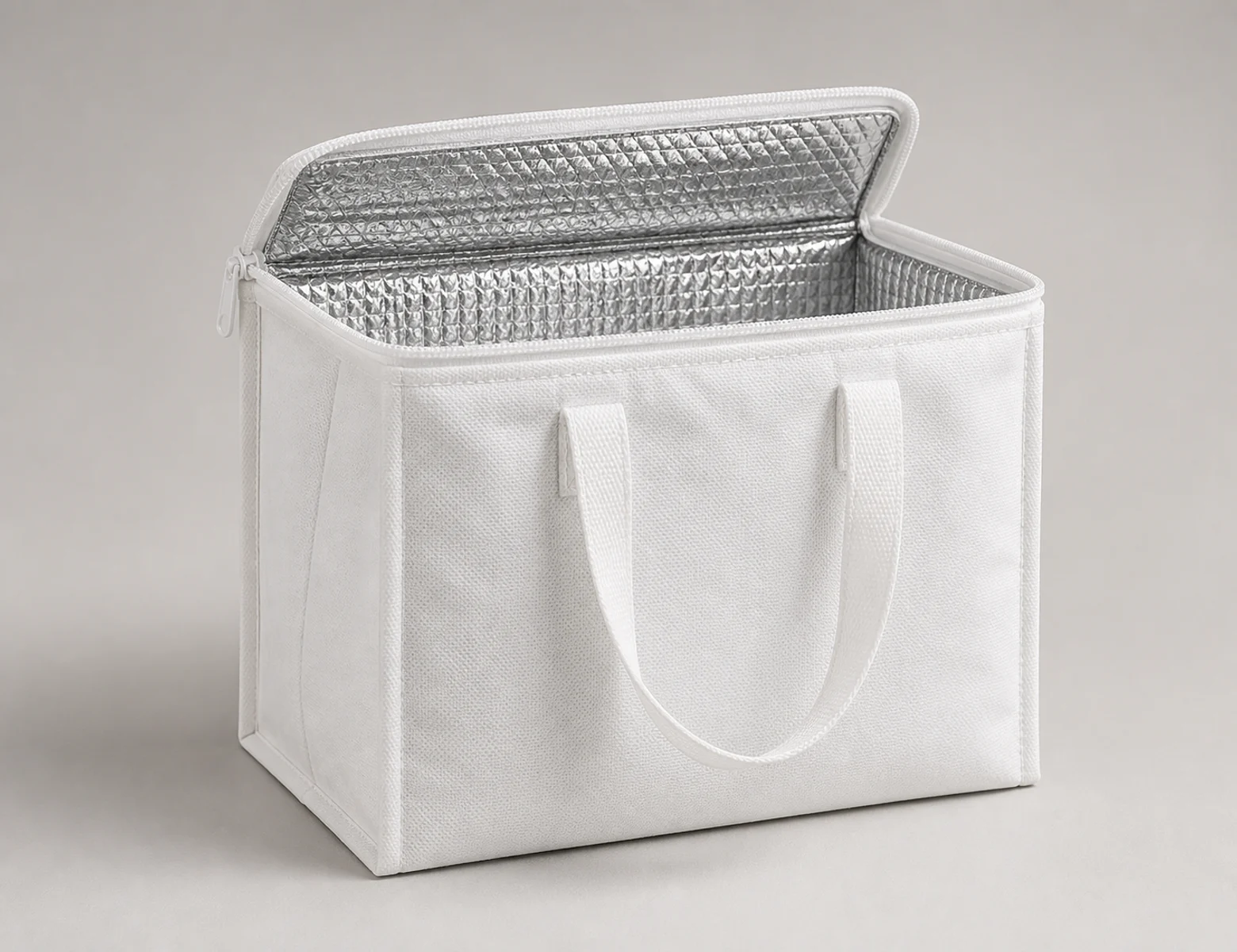 Complete non-woven aluminum foil thermal carrier bag with insulated lining and structured gusset